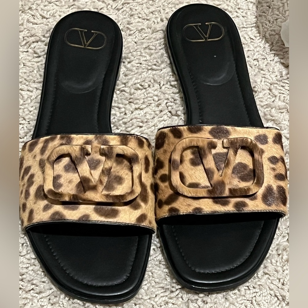 Valentino V logo leopard print sandals